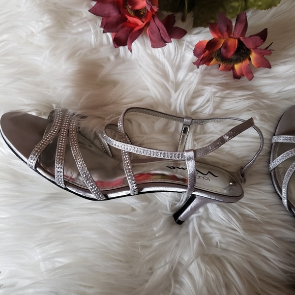 Silver Heels - Picture 2 of 4